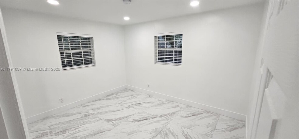 Building Photo - 4337 SW 49th St