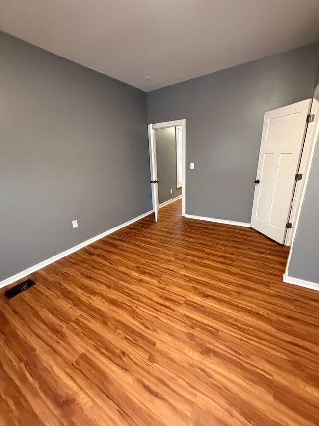 Building Photo - Beautifully renovated 2 br house!