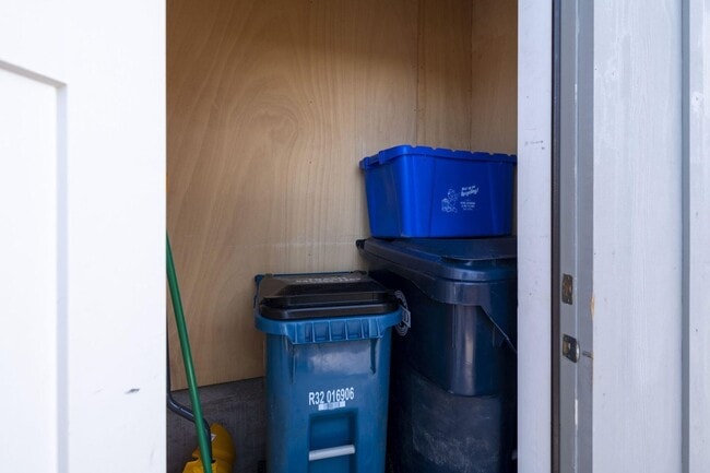 Building Photo - Furnished West Bend Home Available May-November