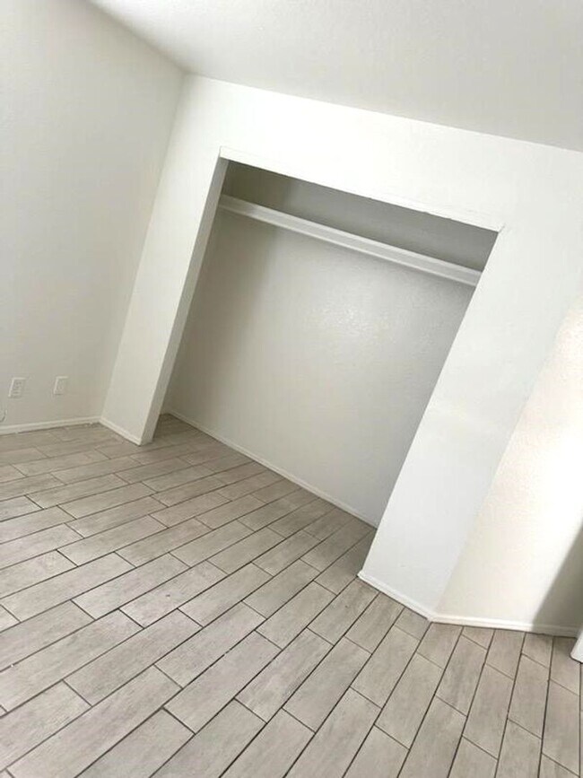 Building Photo - 2 bed 2 bath condo with balcony