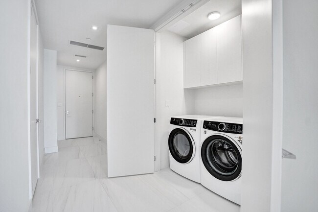 Building Photo - 305 Briny Ave