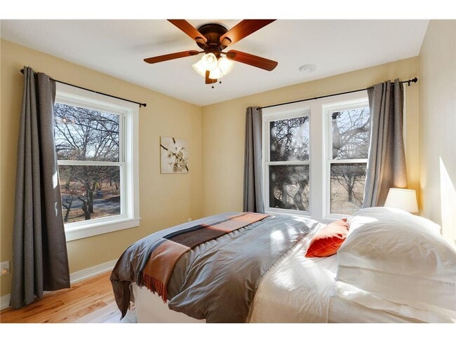 Building Photo - 219 5th St SE