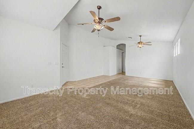 Building Photo - 932 W 19th Ave