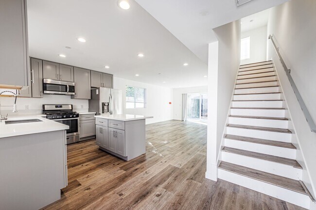 Building Photo - 1121 N Berendo St