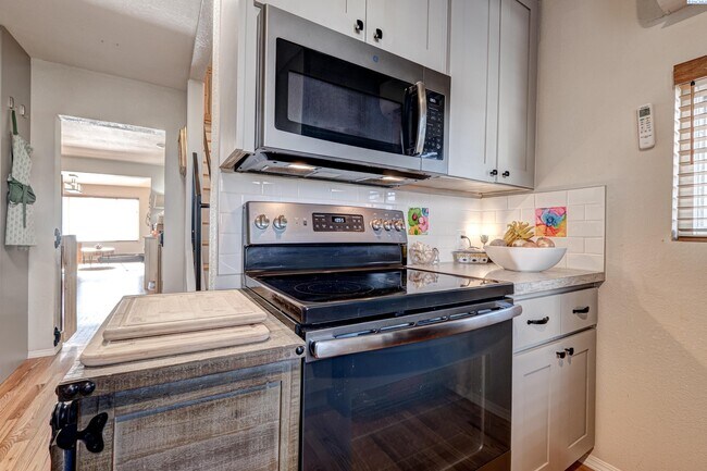 Building Photo - Large Shop w/Oversized Roll Up Doors and P...