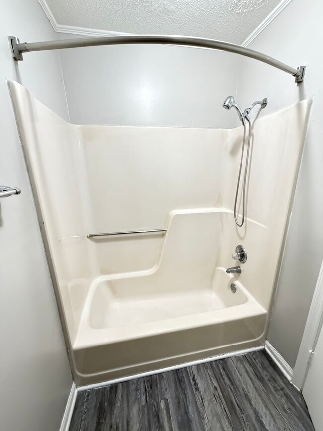 Building Photo - 3 Bedroom