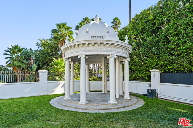 Building Photo - 6533 Cahuenga Terrace