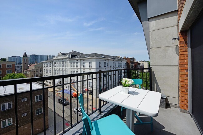 Building Photo - 619 Adams St