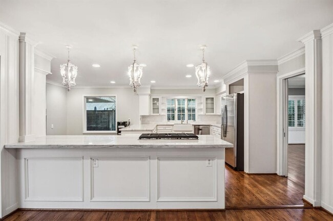 Building Photo - 5659 Chevy Chase Dr