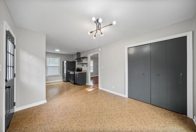 Building Photo - 3 Bedroom 1 1/2 Bath Renovated Home For Rent!