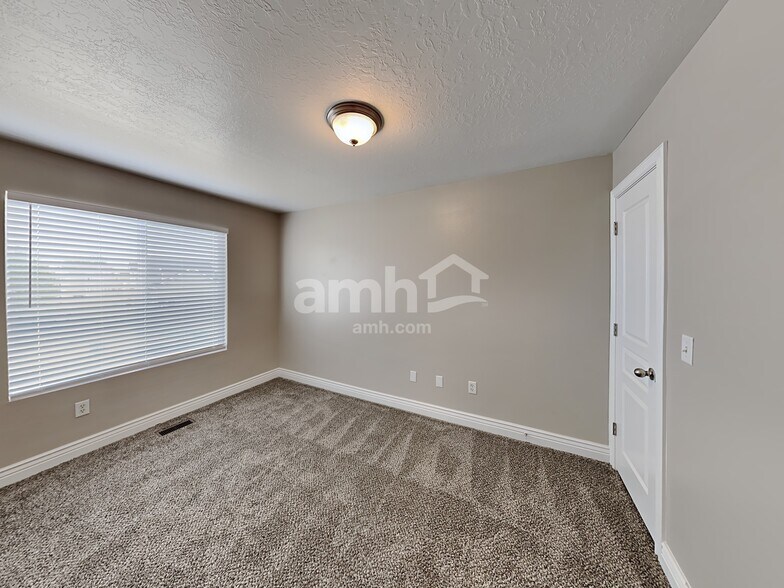 Building Photo - 1460 Heather Ln