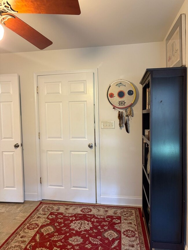Building Photo - Large, private home in Rivercliff