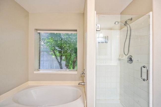Building Photo - Bright and Beautiful Open-Concept Home!