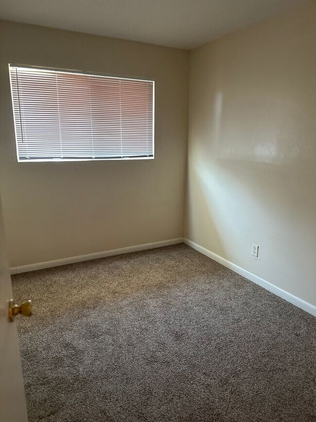 Building Photo - 3 Bedroom 1.5 Bathroom Apartment With Garage