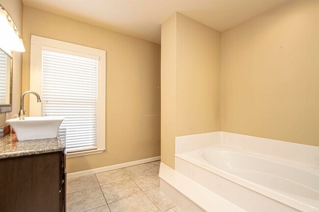 Building Photo - 1201 W 35th St