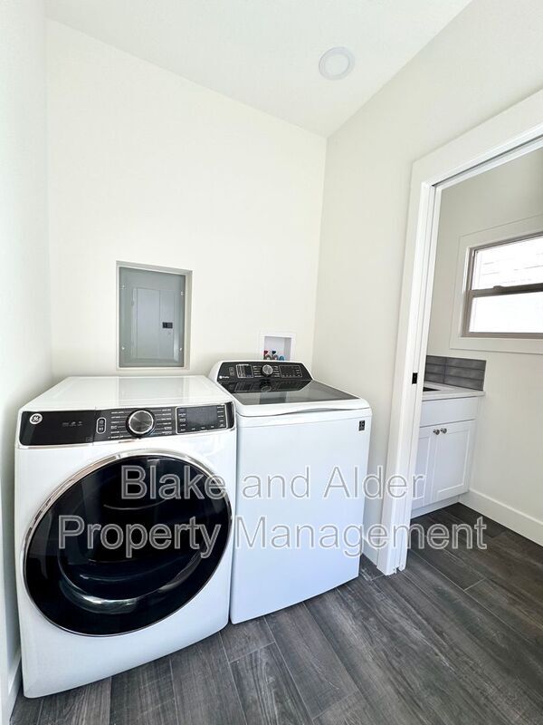 Building Photo - 3556 NE Sandy Blvd