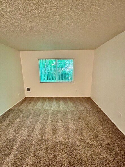 Building Photo - 3950 SW 102nd Ave