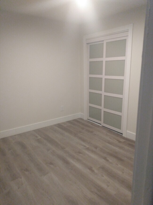 Building Photo - 1527 W Farnum Ave