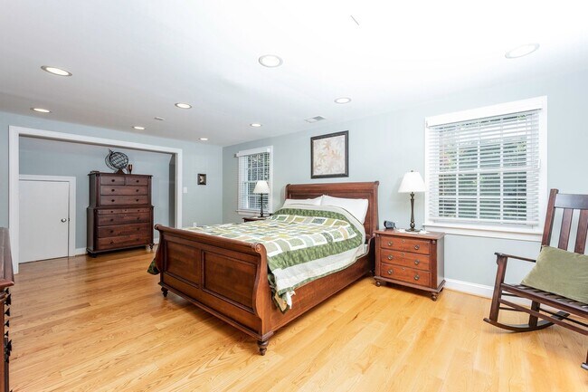 Building Photo - Luxurious Spacious and Bright , Gorgeous P...