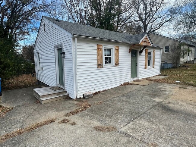 Building Photo - 2 Bedroom Pet Friendly Home For Rent Near Madison Street!