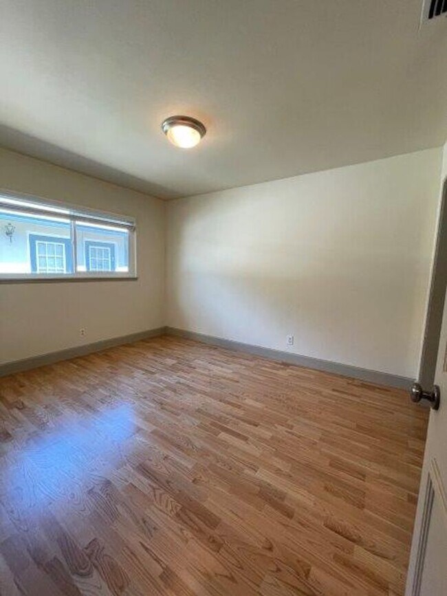 Building Photo - Tahoe Park 2 Bedroom
