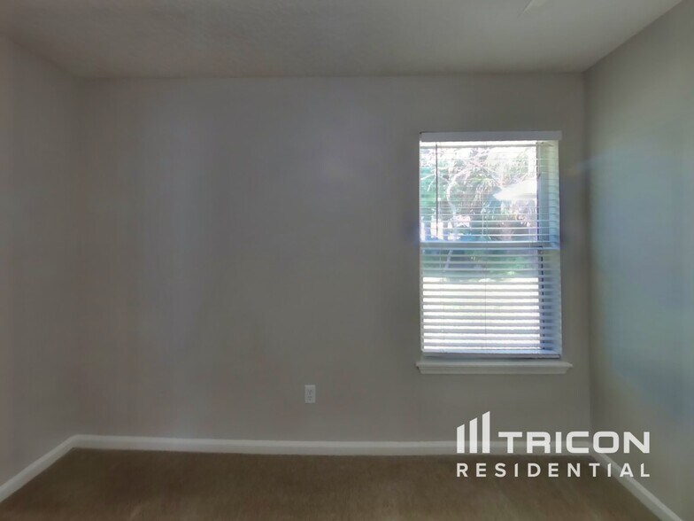 Building Photo - 2492 Bentwater Dr W