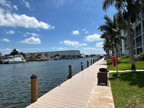 Building Photo - Updated 1 Bed/1.5 Bath Near the Beach! Great Amenities