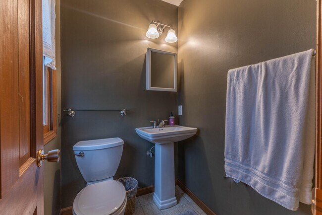 Building Photo - 3312 Lynnwood Dr