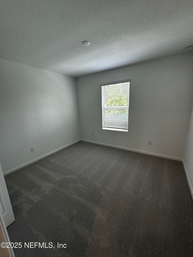 Building Photo - 611 Holly Lks Dr