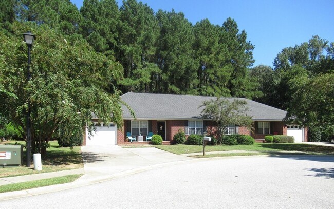 Building Photo - Landmark Pointe 3 Bedroom, 2 Bath-Lawn mai...