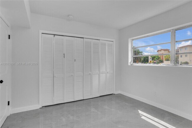 Building Photo - 11930 NE 19th Dr