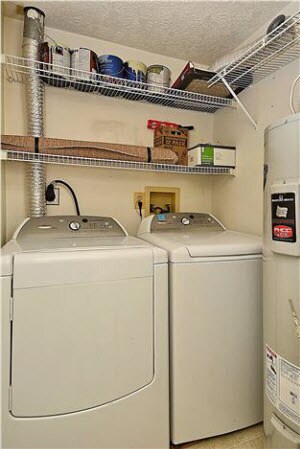 Building Photo - Spacious 2BR/2BA Condo in the Heart of How...