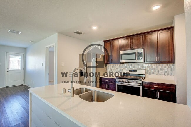 Building Photo - 404 Falling Star Dr