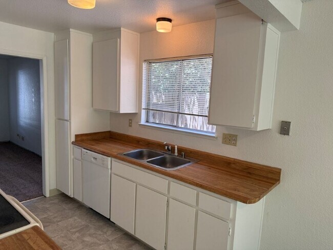 Building Photo - 990/992 JUSTIN DUPLEX
