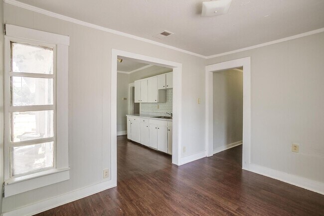Building Photo - Large 4 Bed, 2 Bath in the heart of Histor...