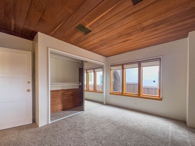 Building Photo - Stunning 2 BR Santa Monica Duplex with Views!
