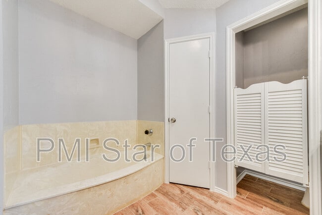 Building Photo - 2801 Hickory Bend Dr