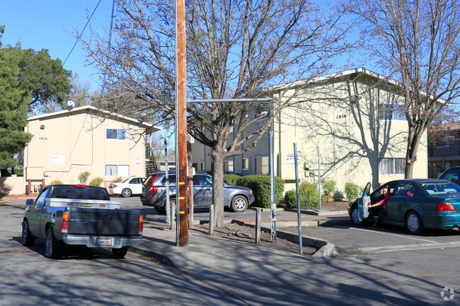 Building Photo - Papago Court