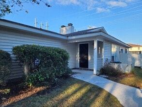 Building Photo - Spacious 2 bedroom 2 bath townhome with walk in closets, fireplace, and washer/ dryer included.