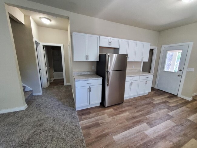 Building Photo - 4 Bedroom 2 Bathroom Home Near Drake Unive...