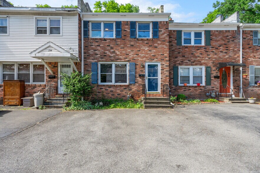 Primary Photo - 196 Mount Hope Dr