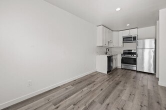 Building Photo - Detached 2 bed!