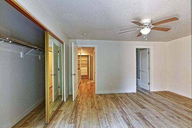 Building Photo - Stylishly Remodeled Condo in Prime Center Park Location