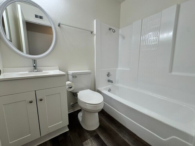 Building Photo - Gorgeous Remodeled 3+2 - $2600