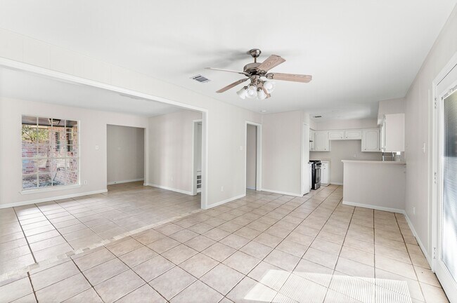 Building Photo - 3427 Dovie Dr