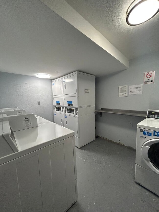 Building Photo - Wonderful 1 BR/1 BA Ground Floor Condo in Secured Bldg!