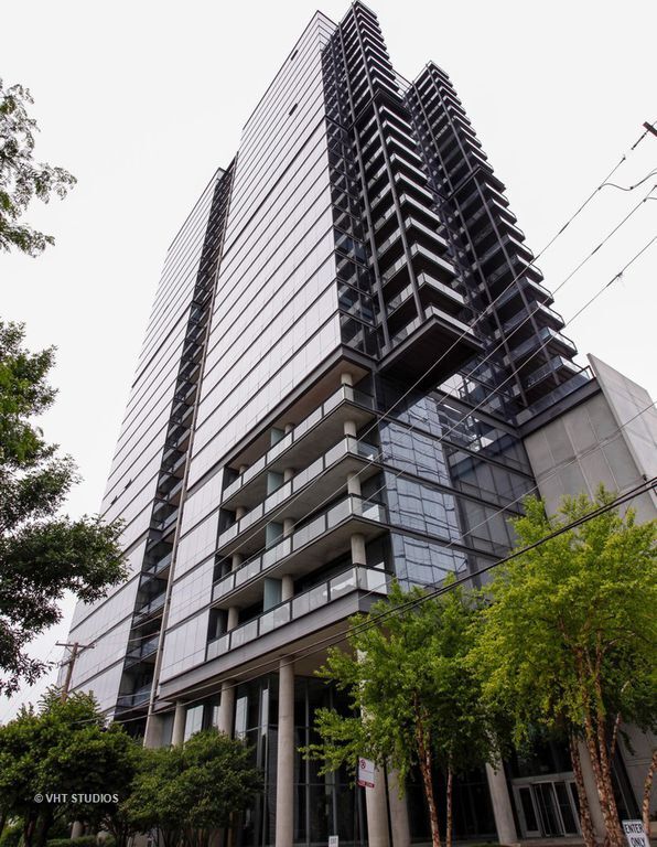 Building - 860 W Blackhawk St