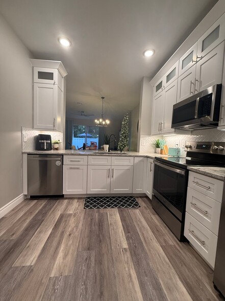 Building Photo - 3636 Pine Oak Cir