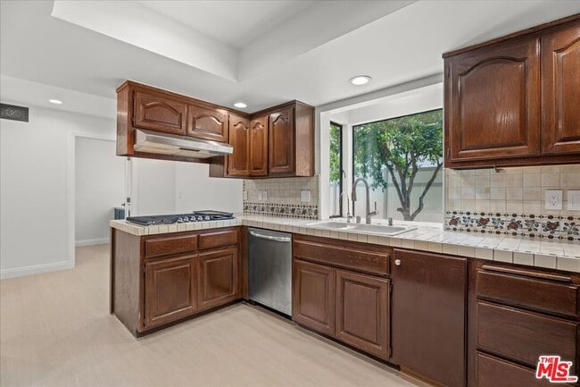 Building Photo - 6443 Matilija Ave