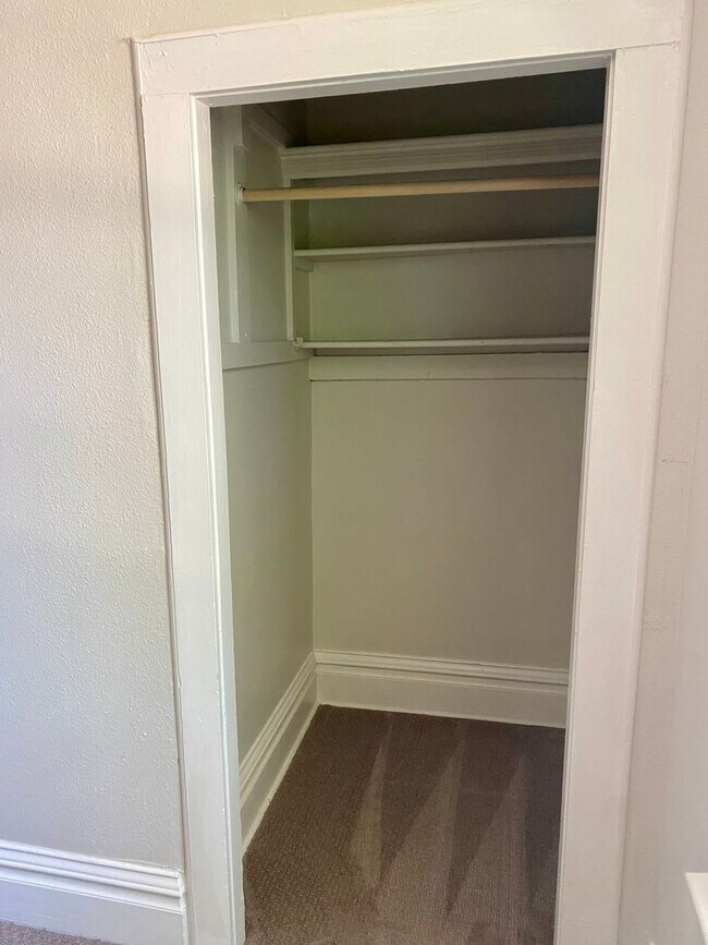 Building Photo - Spacious 4 bedroom Historic House - Available for Fall 2026-2027!